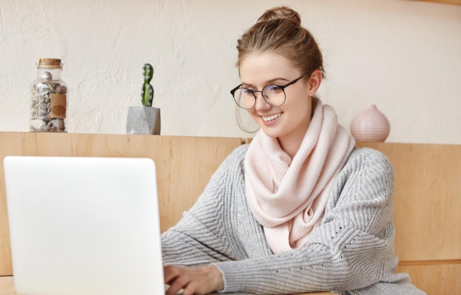 Moderne Büroumgebung mit Blick auf Finanzcharts